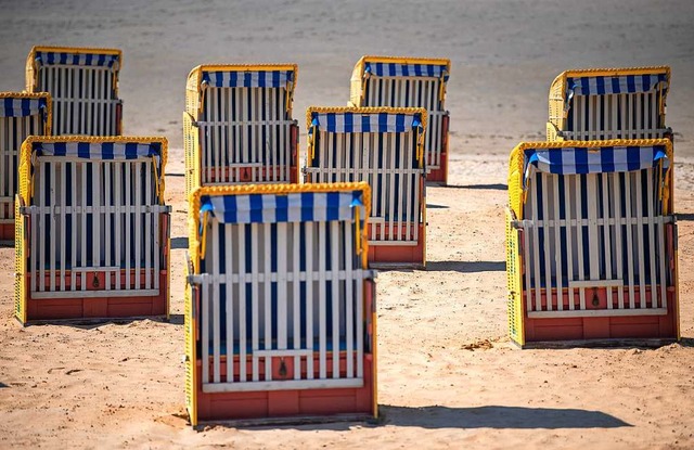 Strandkrbe stehen am kaum besuchten Strand von Cuxhaven.  | Foto: Sina Schuldt (dpa)