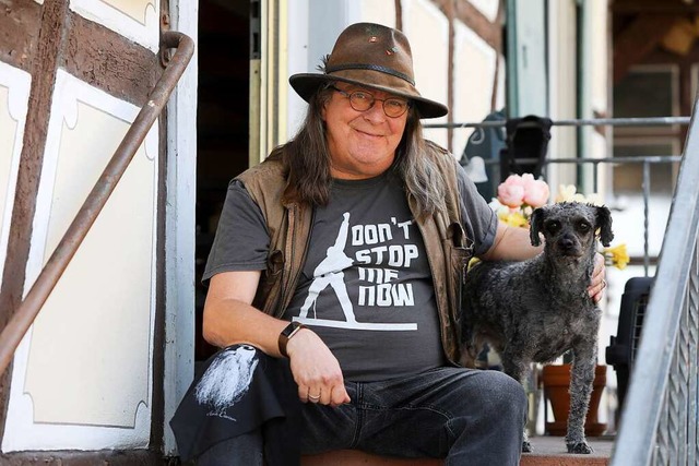 Walter Holtfoth mit seinem Hund auf de...em Rocker trotz allem nicht vergangen.  | Foto: Christoph Breithaupt