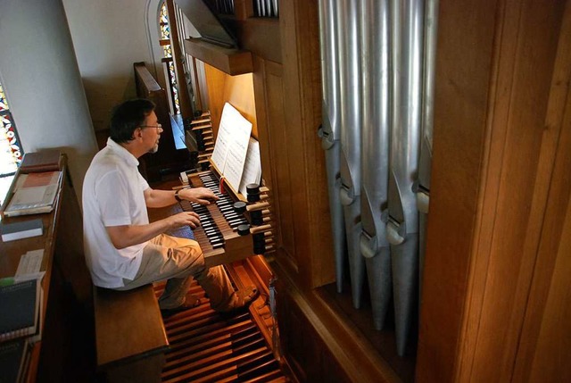 Karl Flaig spielt die Spth-Orgel in Norsingen.  | Foto: Sophia Hesser