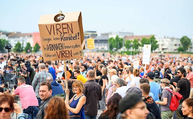 Mehrere tausend Menschen demonstrierten in Stuttgart gegen Corona-Manahmen.  | Foto: Sebastian Gollnow (dpa)