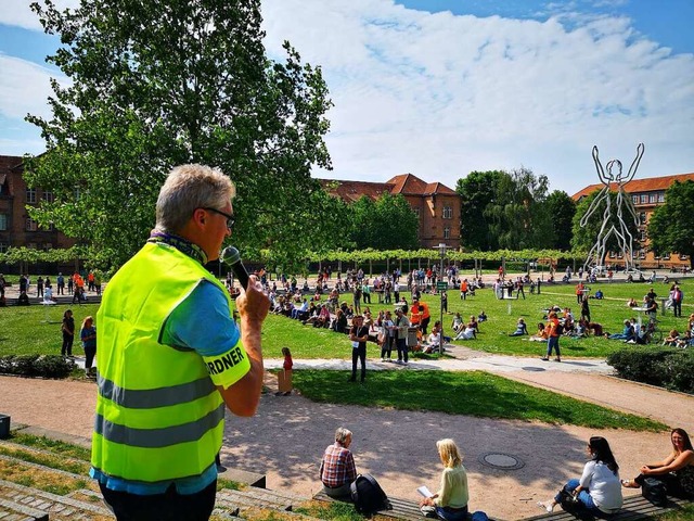 Hubert Kraus spricht auf dem Platz der Verfassungsfreunde  | Foto: Ralf Burgmaier