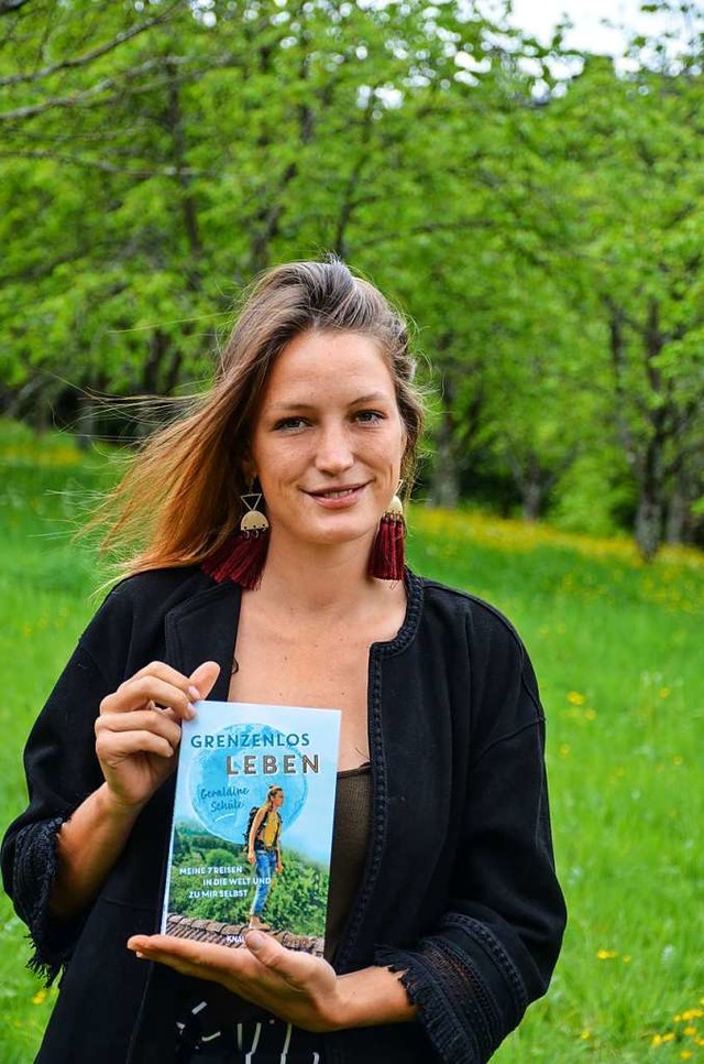 Geraldine Schle mit ihrem Buch.  | Foto: Gabriele Hennicke