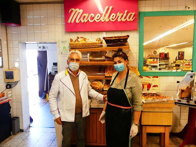 Attilio und Guiseppina Nocera in ihrem...rach &#8211; Corona-bedingt mit Masken  | Foto: Geraldine Friedrich