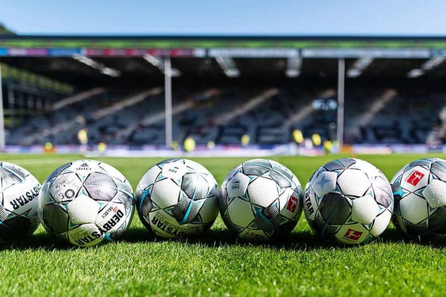 Bald wird hier wieder der Ball rollen ...hin ohne Zuschauerinnen und Zuschauer.  | Foto: Patrick Seeger (dpa)