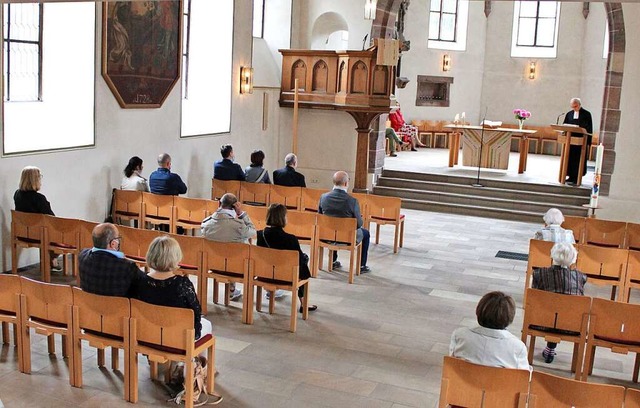 Alle Besucher des Gottesdienstes mit P... in der Grenzacher Kirche ihren Platz.  | Foto: Rolf Reimann