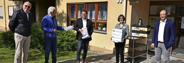 Wolfgang Walk, Friedhelm Baltes und Ph... und Bewohner des Hauses Gartenstrae.  | Foto: Benedikt Sommer