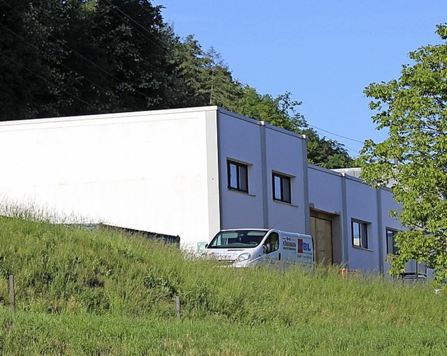 Die Gewerbehallen am westlichen Ortseingang von Schwrstadt werden umgenutzt.   | Foto: Rolf Reimann