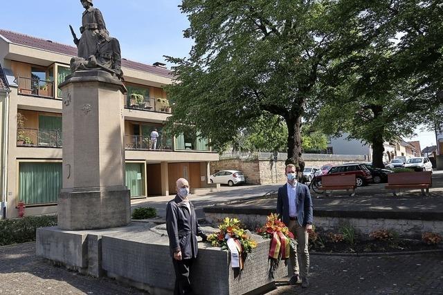 Blumengebinde zum 75. Jahrestag des Kriegsendes