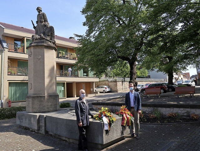 Ihringens Brgermeister Benedikt Ecker...gedachten der Opfer beider Weltkriege.  | Foto: Christine Weirich