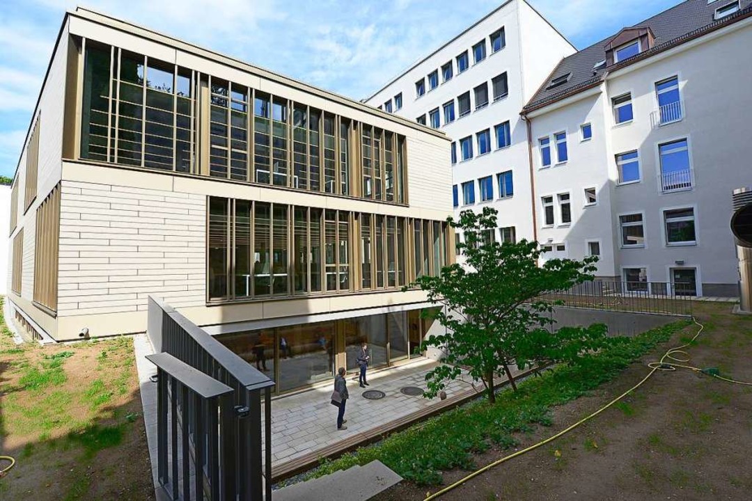 Die ehemalige, fnfgeschossige  Zentra...wurde zudem eine Bibliothek errichtet.  | Foto: Ingo Schneider