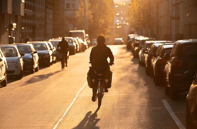So funktioniert die Verkehrswende: Fahrrad statt Auto.   | Foto: Sebastian Gollnow (dpa)