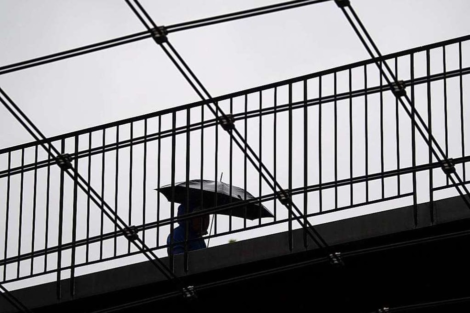 Regenwetter in Stuttgart: Am Montagmorgen ist der Himmel bedeckt, den Tag über breitet sich von Westen her anhaltender Regen aus, wie der Deutsche Wetterdienst (DWD) mitteilte. (Foto: Marijan Murat (dpa)) Regenwetter in Stuttgart: Am Montagmorgen ist der Himmel bedeckt, den Tag über breitet sich von Westen her anhaltender Regen aus, wie der Deutsche Wetterdienst (DWD) mitteilte. (Foto: Marijan Murat (dpa))