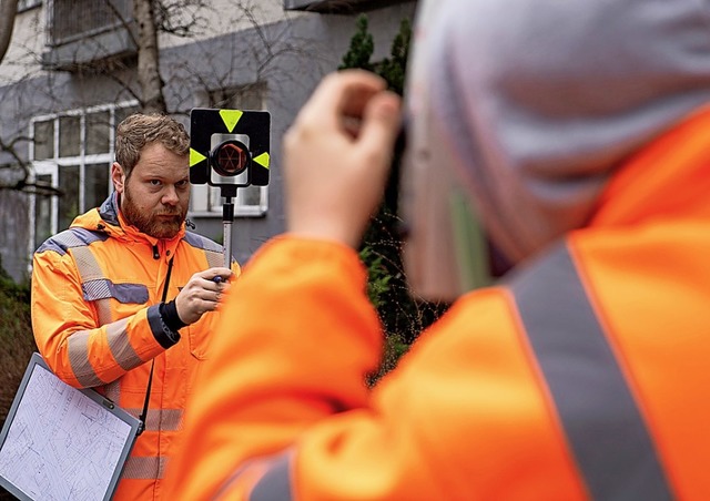 Im Team: Wenn Vermessungstechniker auf...rgen sie schon mal fr Aufmerksamkeit.  | Foto: Catherine Waibel