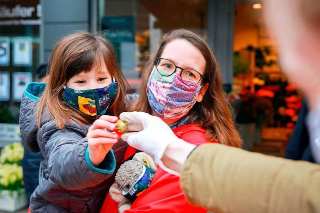 Die  Pflicht, beim Einkauf  eine Maske zu tragen, gilt auch weiterhin.  | Foto: Mascha Brichta (dpa)