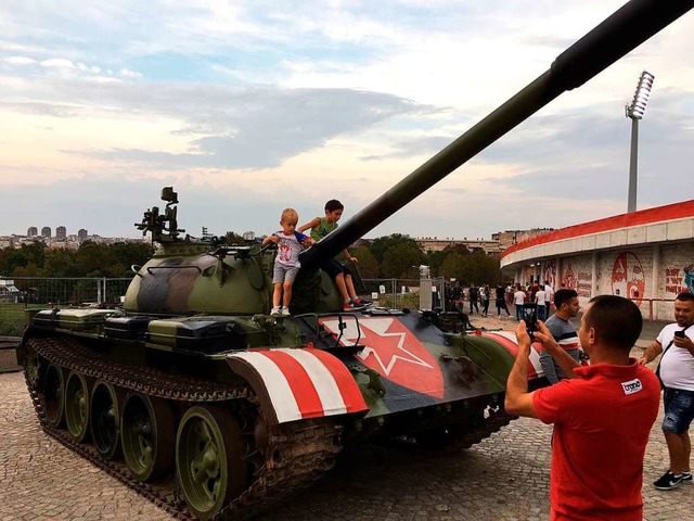 Posieren vor dem Panzer mit dem Logo von Roter Stern Belgrad  | Foto: Ronny Blaschke