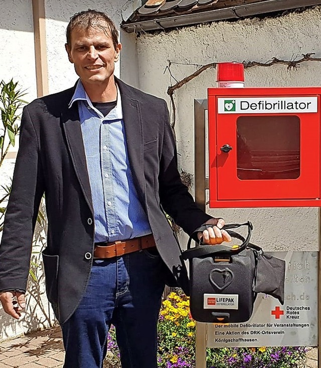 Marc Bauer von der Interessensgemeinsc...staltungen verfgbaren Defibrillator.   | Foto: Harald Birmelin