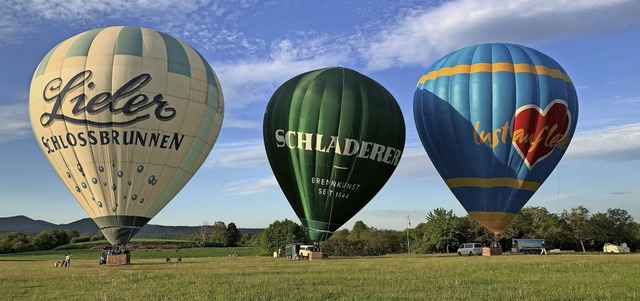 Das Ballon-Trio auf dem Mllheimer Seg...n durften die Fluggefhrte noch nicht.  | Foto: Bernd Klank
