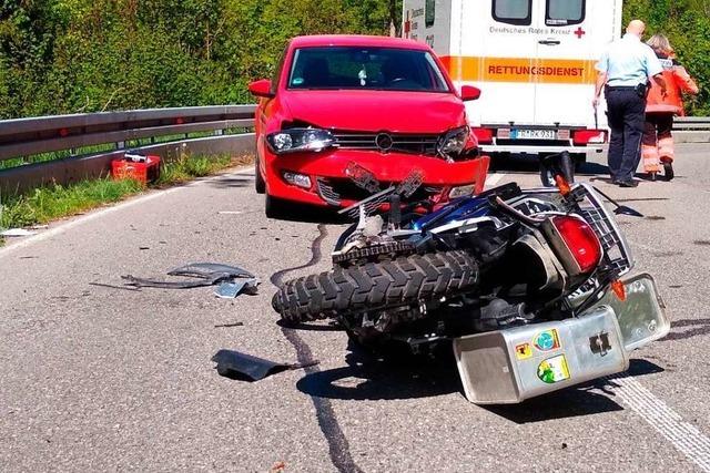 Motorradfahrer rutscht in Auto auf der L 170 Richtung Schattenmhle