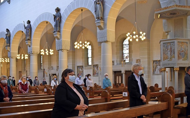 Mit Abstand und Mundschutz: Gottesdienst  in Dreifaltigkeit.   | Foto: Barbara Puppe