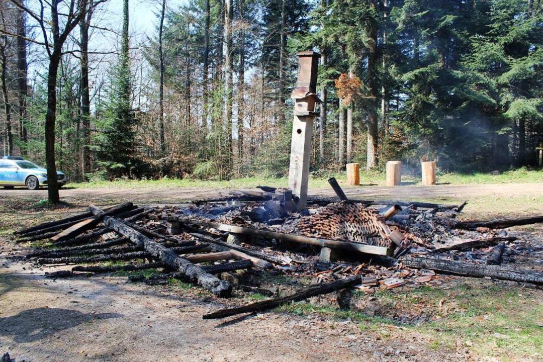 Nach dem Brand der Hütte im März: Ein ... hat, wie die Forstverwaltung erklärt.  | Foto: Polizeipräsidium Freiburg
