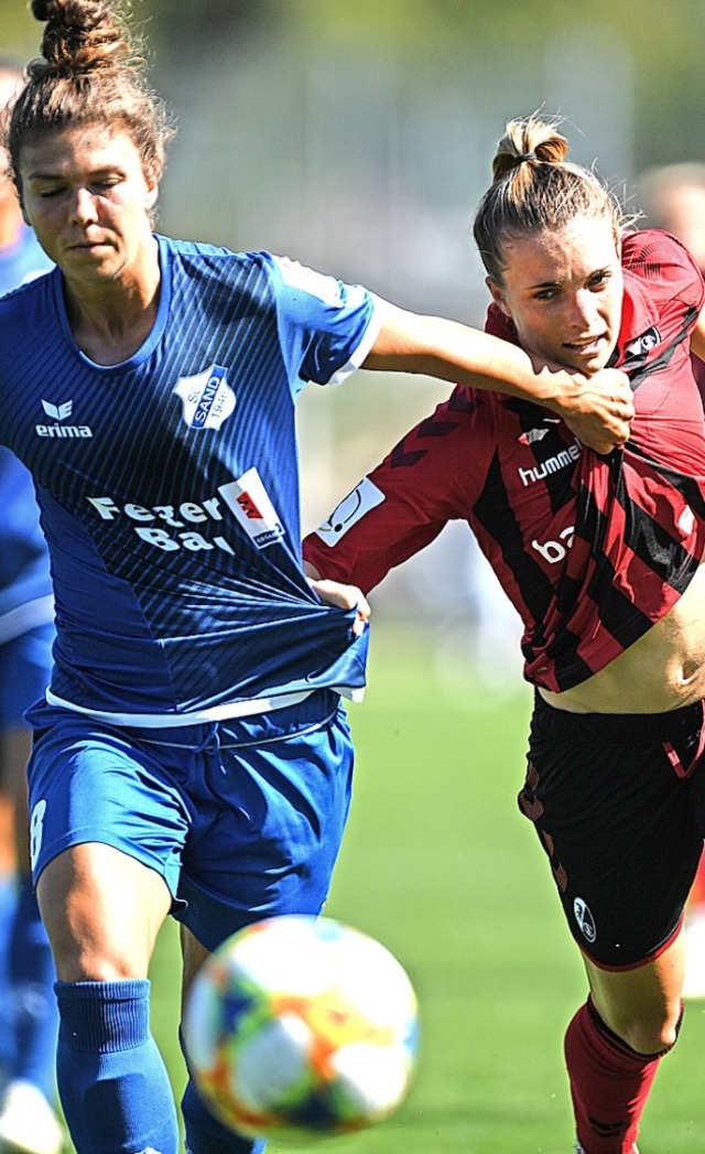 Bald drfen Sandra Prohaska (links) vo...Bundesliga wieder um den Ball rangeln.  | Foto: Patrick Seeger