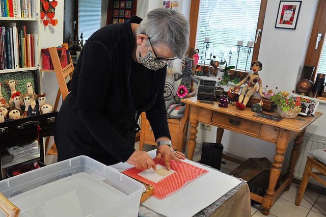 Barbara Wartenberg hat das Papierschpfen neu als Kunst fr sich entdeckt.  | Foto: Jutta Schtz
