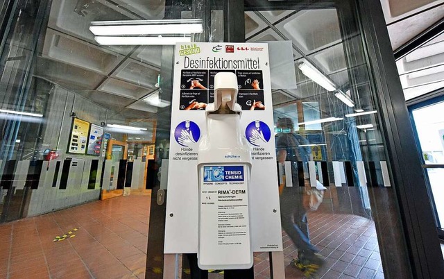 Im Berufsschulzentrum an der Bissierstrae steht Desinfektionsmittel am Eingang.  | Foto: Michael Bamberger