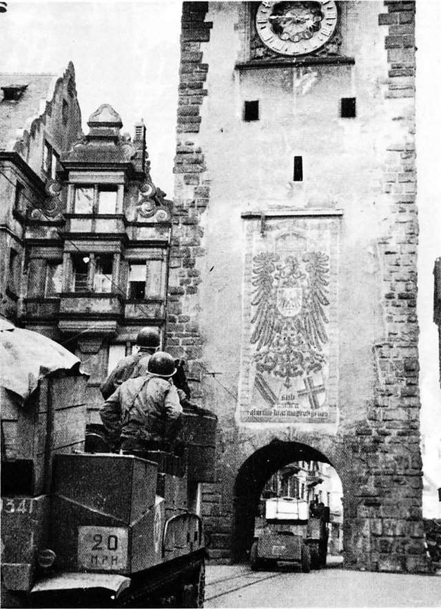 Franzsische Panzer vor dem Martinstor...ahren war der Zweite Weltkrieg vorbei.  | Foto: ECPAD/ France