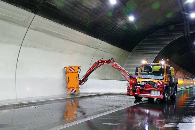 Mit einer Brste werden die Tunnelwnde geschrubbt.  | Foto: Sylvia Sredniawa