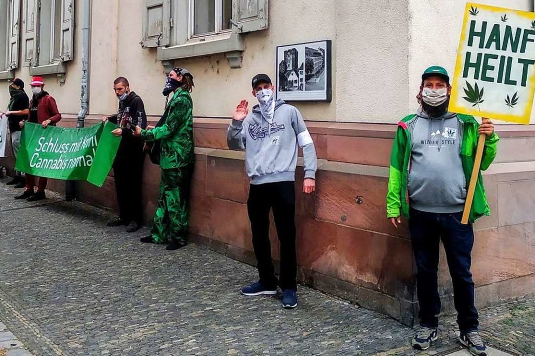 Wie bereits am ersten Prozesstag (Bild...ssgegner vor dem Amtsgericht Freiburg.  | Foto: Privat
