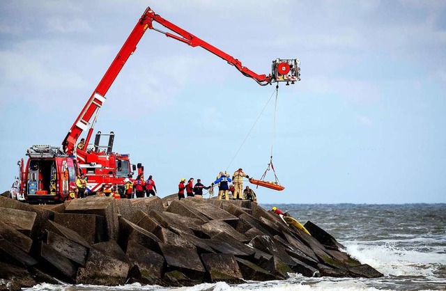 Rettungskrfte suchen  im Noordelijk H...d nach den vermissten Wassersportlern.  | Foto: "sem Van Der Wal" (dpa)