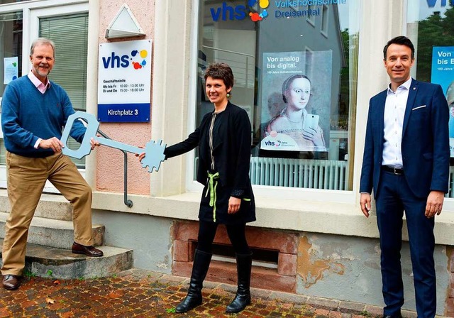Wolfgang Schulz bergab  den VHS-Schl...rgermeister Andreas Hall (von links).  | Foto: Gerhard Lck