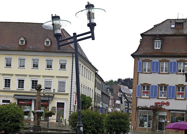 Die schiefen Lampen auf dem Marktplatz werden ersetzt.   | Foto: Georg Vo
