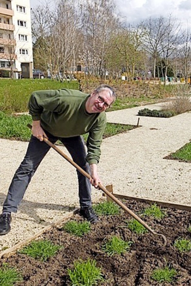 Thorsten Mietzner beim Bestellen des W...uchsfeldes im archobotanischen Garten  | Foto: Luizian Taeger/Stadt Lahr