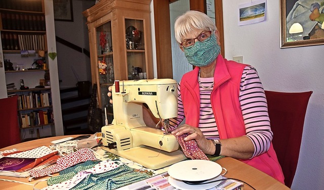 Ursula Hollenkamp aus Gundelfingen nht  Schutzmasken.  | Foto: Andrea Steinhart