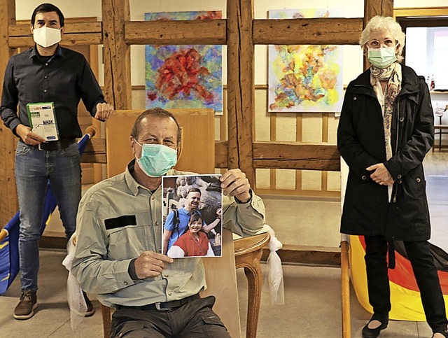 ber sie kamen Maskenspenden nach Bonn...hn Joshua und  Freundin Qinming Feng).  | Foto: Gudrun Deinzer