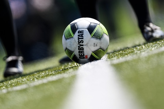 In der Bundesliga liegt der Ball bald ...hiesigen Amateurfuball dagegen nicht.  | Foto: Patrick Seeger