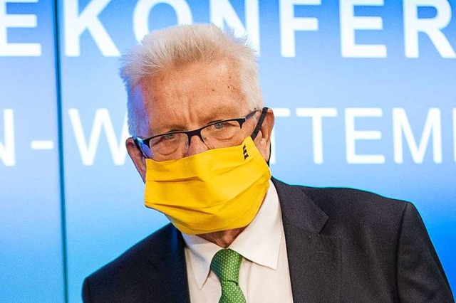 Geht bei den Lockerungen der Corona-Be...Kretschmann bei einer Pressekonferenz.  | Foto: Christoph Schmidt (dpa)