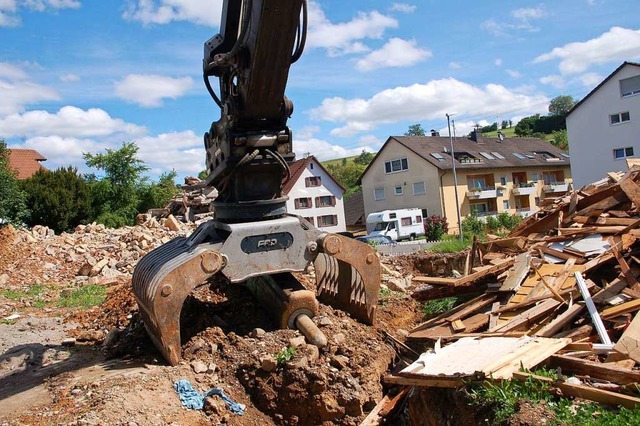 Von der Krone ist bis auf den Bauschutt nichts mehr brig.  | Foto: Petra Wunderle