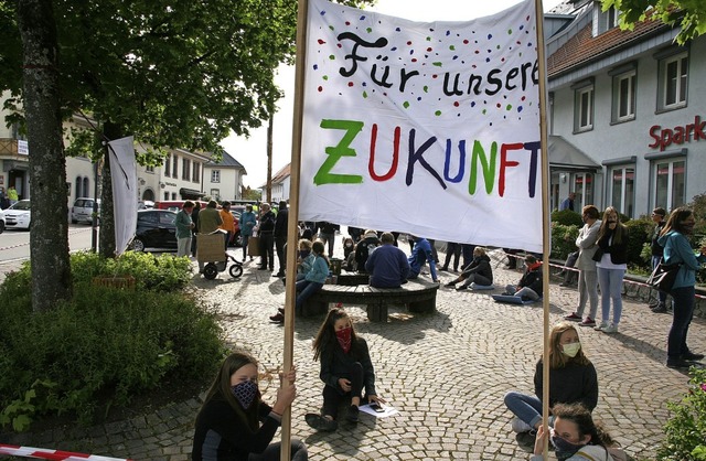 Alt und Jung  demonstrierten am Dienstag in Grwihl.  | Foto: Peter Schtz