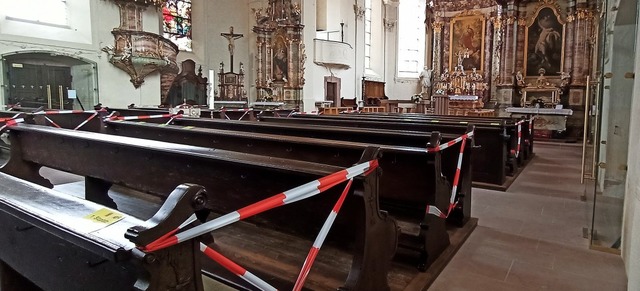 Gesperrte Kirchenbnke in der Pfarrkir... 42 Besucher lassen die Vorschriften.   | Foto: Martin Wendel