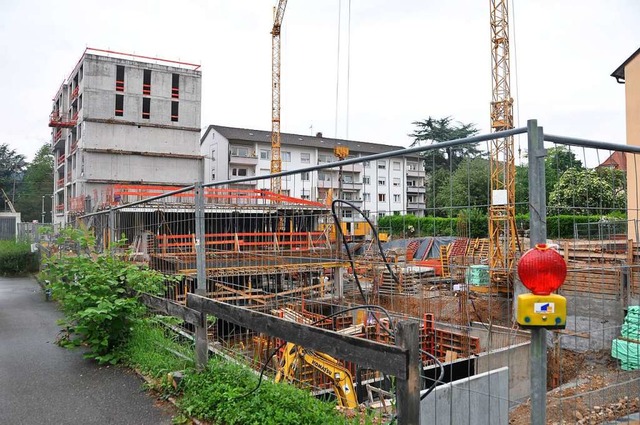 Vorne und links wchst der Neubau, hin...ernisiert und aufgestockt werden soll.  | Foto: Daniel Gramespacher