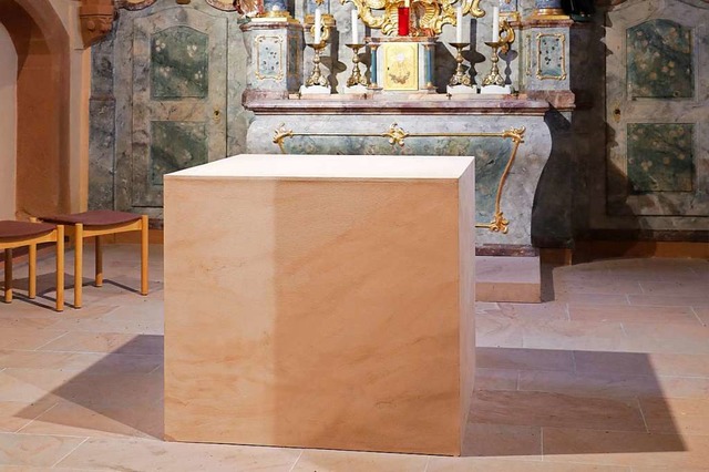 Der aktuelle Altar ist ein Provisorium aus bemaltem Holz.  | Foto: Christoph Breithaupt