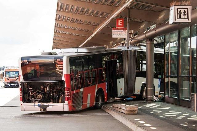 Gelenkbus kracht in Hamburger Bahnhofsgebude - Fahrerin und Passant verletzt