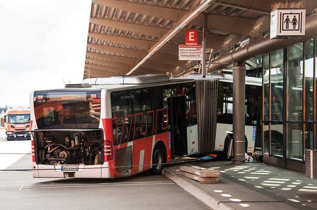 Bei einem spektakulren Unfall ist der...de des zentralen Busbahnhofs gekracht.  | Foto: Daniel Bockwoldt (dpa)