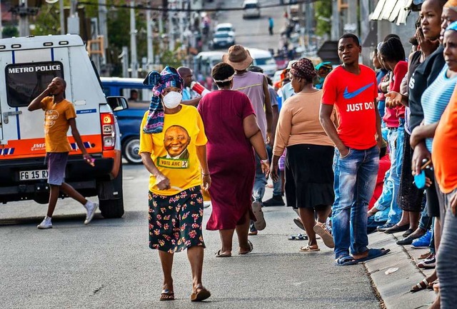 In Johannesburg trgt eine Frau mit Mu...den Wirtschaft des Landes vorgeworfen.  | Foto: Jerome Delay (dpa)