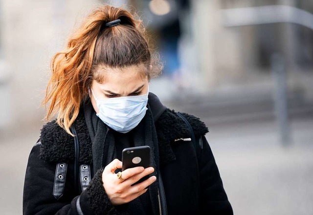 Per App den Gesundheitszustand durchgeben: in Basel mglich.  | Foto: Kay Nietfeld (dpa)