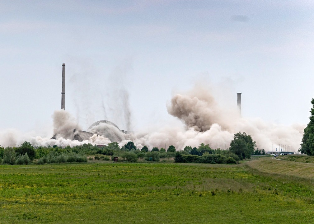 Kühltürme Von Stillgelegtem Atomkraftwerk Philippsburg Gesprengt ...