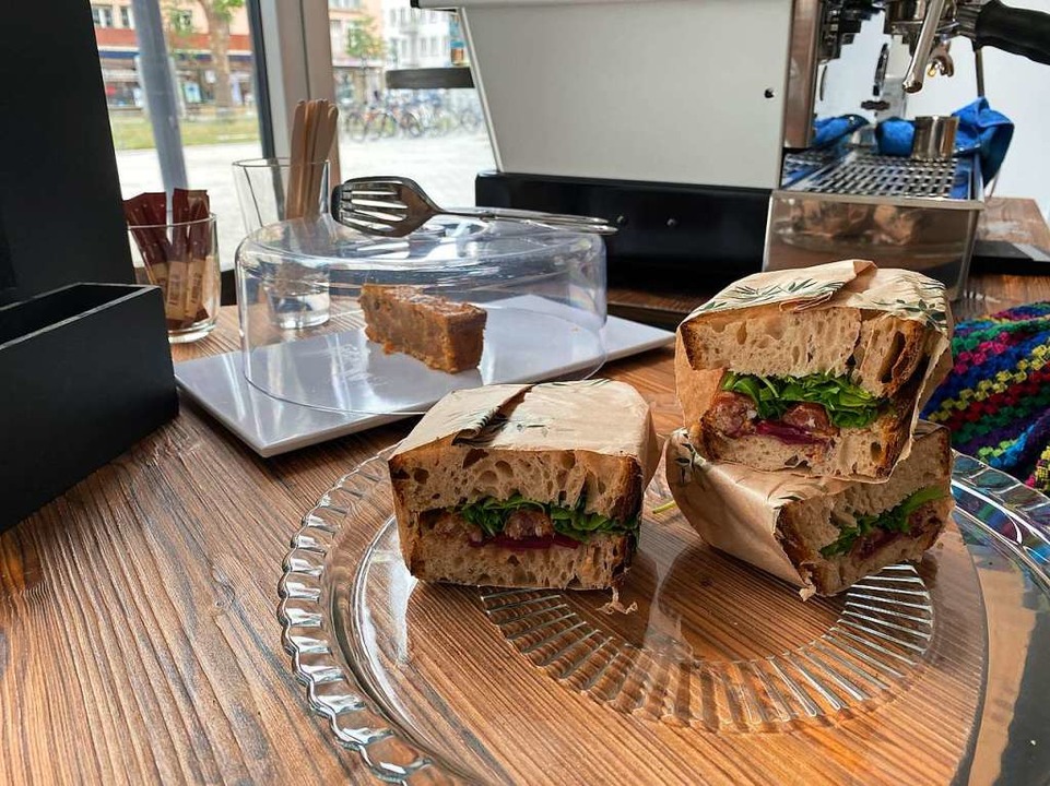 Es gibt belegte Brote mit Ziegenkse und gerstetem Fenchel oder Salami.  | Foto: Anika Maldacker