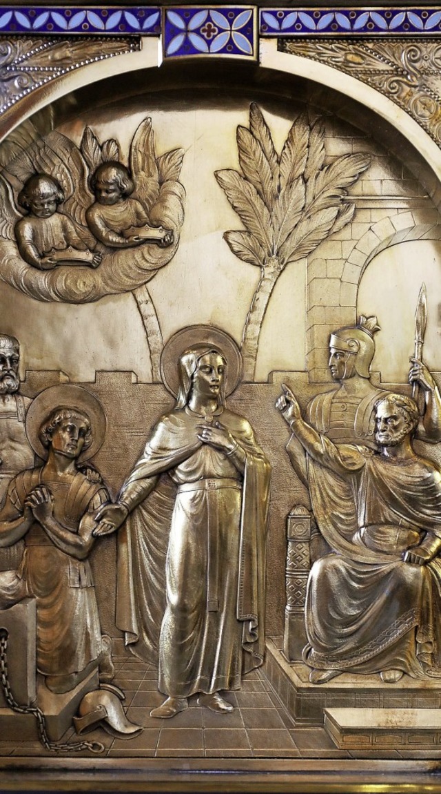 Die Darstellung der Heiligen Corona auf dem Schrein im Dommuseum in Aachen.  | Foto: Oliver Berg (dpa)